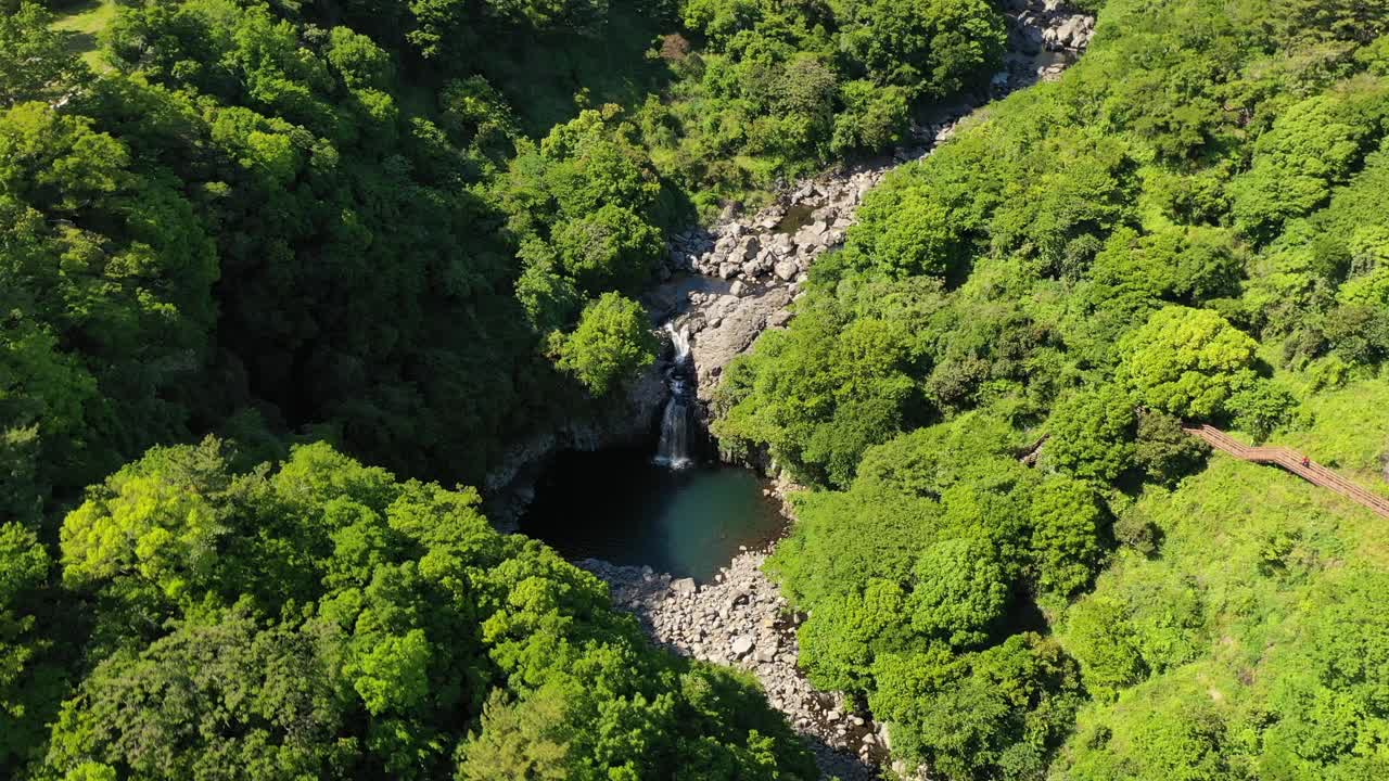 韩国济州岛西归浦市，天井瀑布的风景视频素材