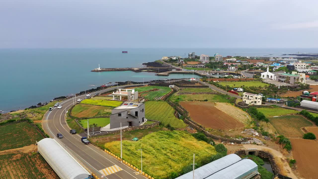 韩国济州岛，济州岛，龙水郡，茶岛港附近的村庄风景视频素材