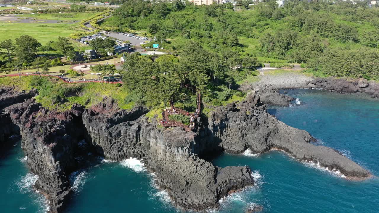 沿着中门和大浦海岸的柱状关节风景/西归浦，济州，韩国视频素材