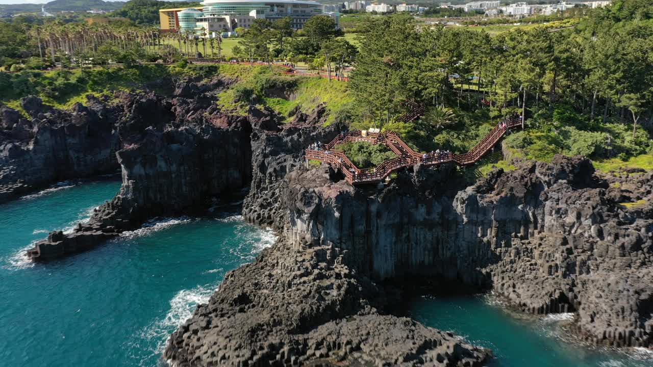 沿着中门和大浦海岸的柱状关节风景/西归浦，济州，韩国视频素材