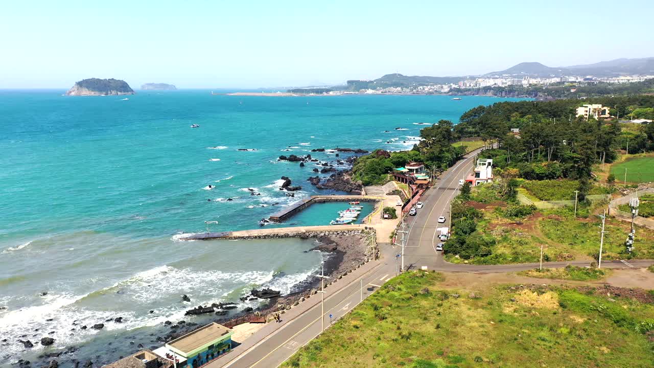 乡村和大海的风景/韩国济州岛西归浦市视频素材