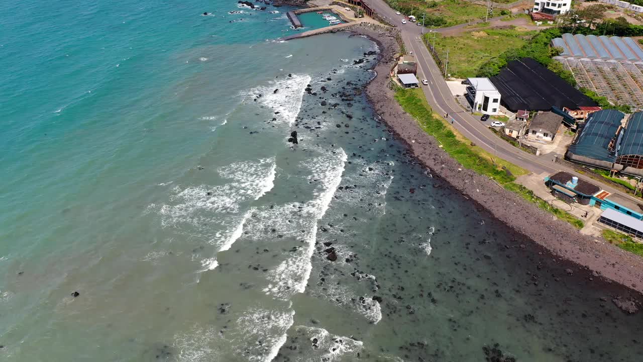 乡村和大海的风景/韩国济州岛西归浦市视频素材