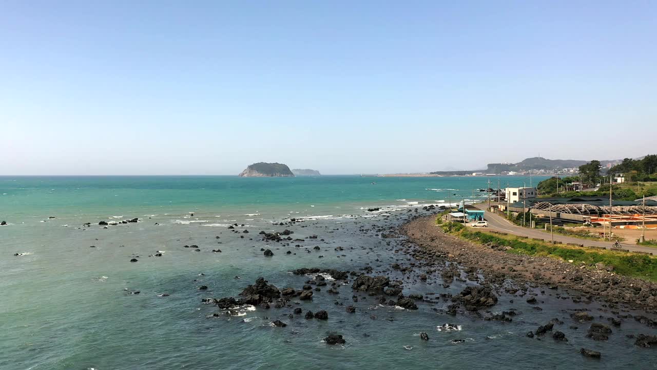 乡村和大海的风景/韩国济州岛西归浦市视频素材