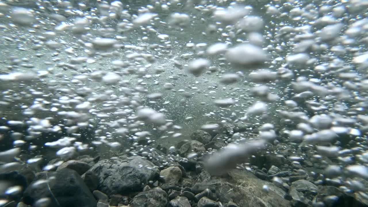 清澈见底的激流，山涧带着气泡，水下扑面而来视频素材