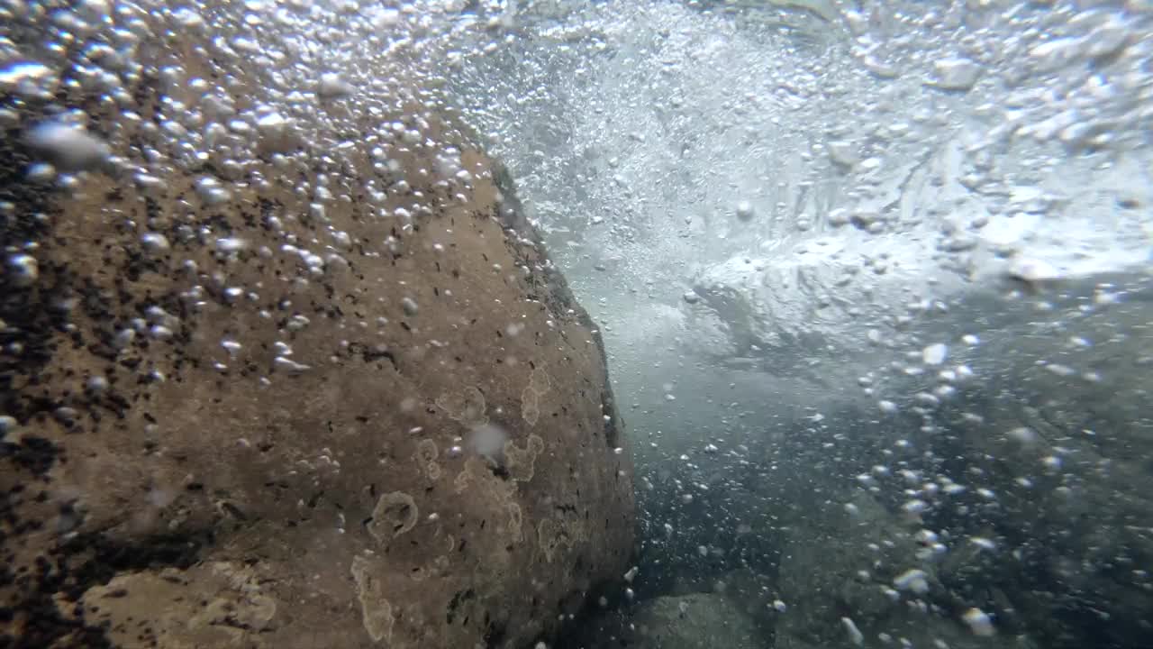 清澈见底的激流，山涧带着气泡，水下扑面而来视频素材