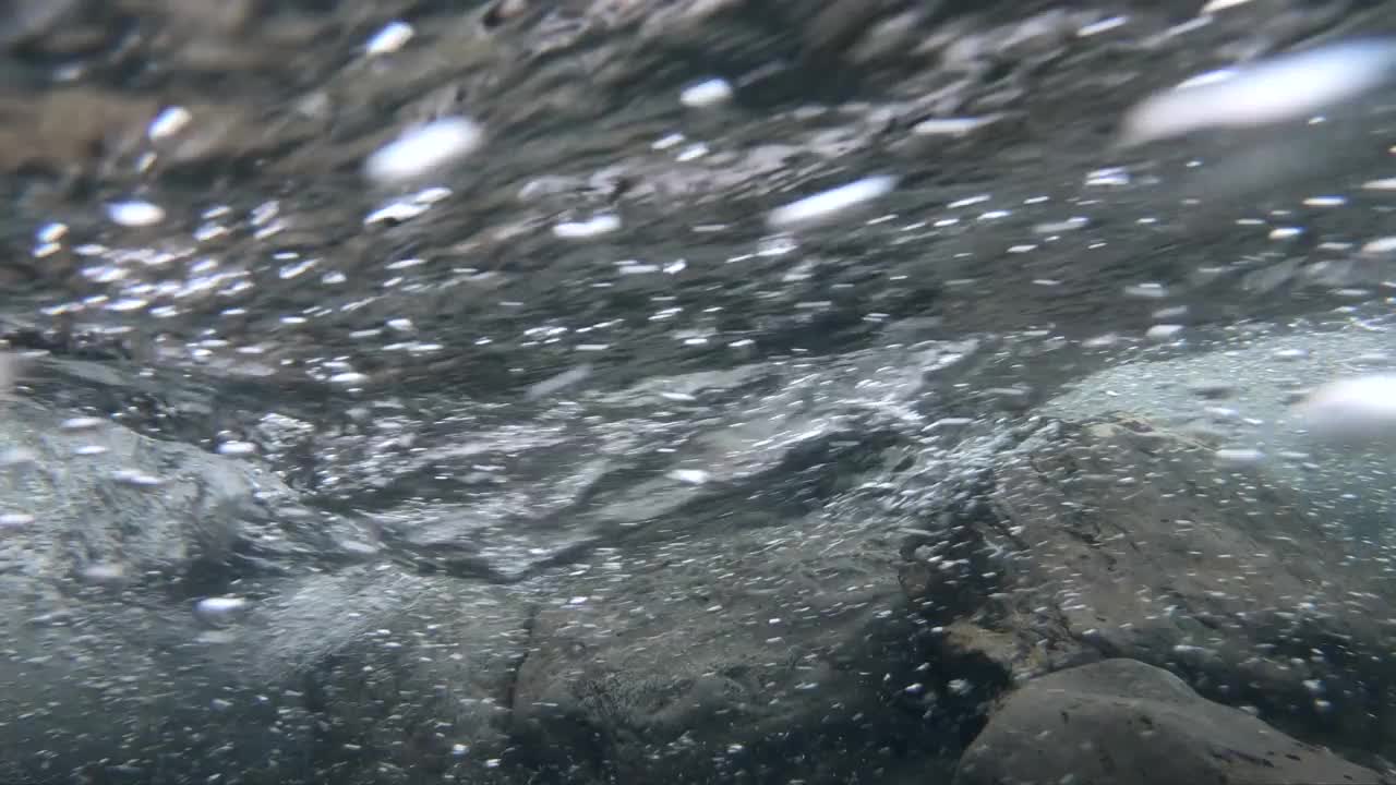 清澈见底的激流，山涧带着气泡，水下扑面而来视频素材