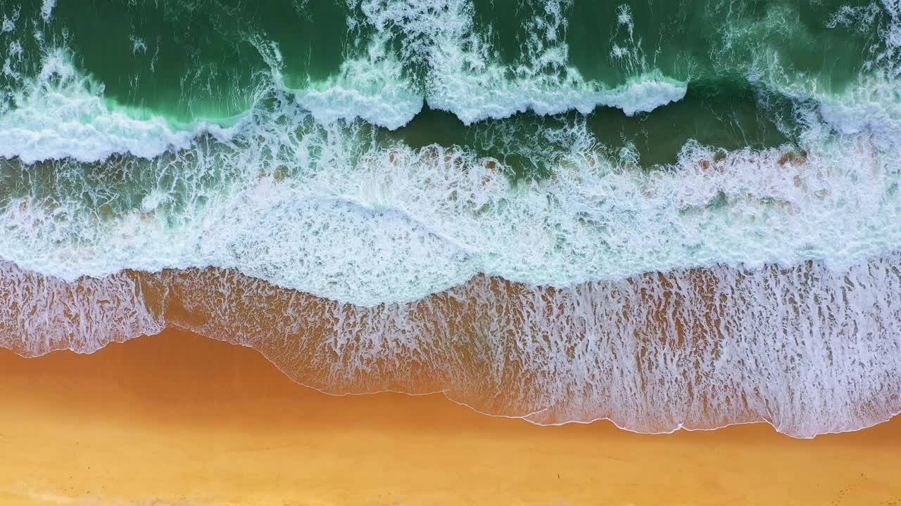 大海和海浪的鸟瞰图视频素材