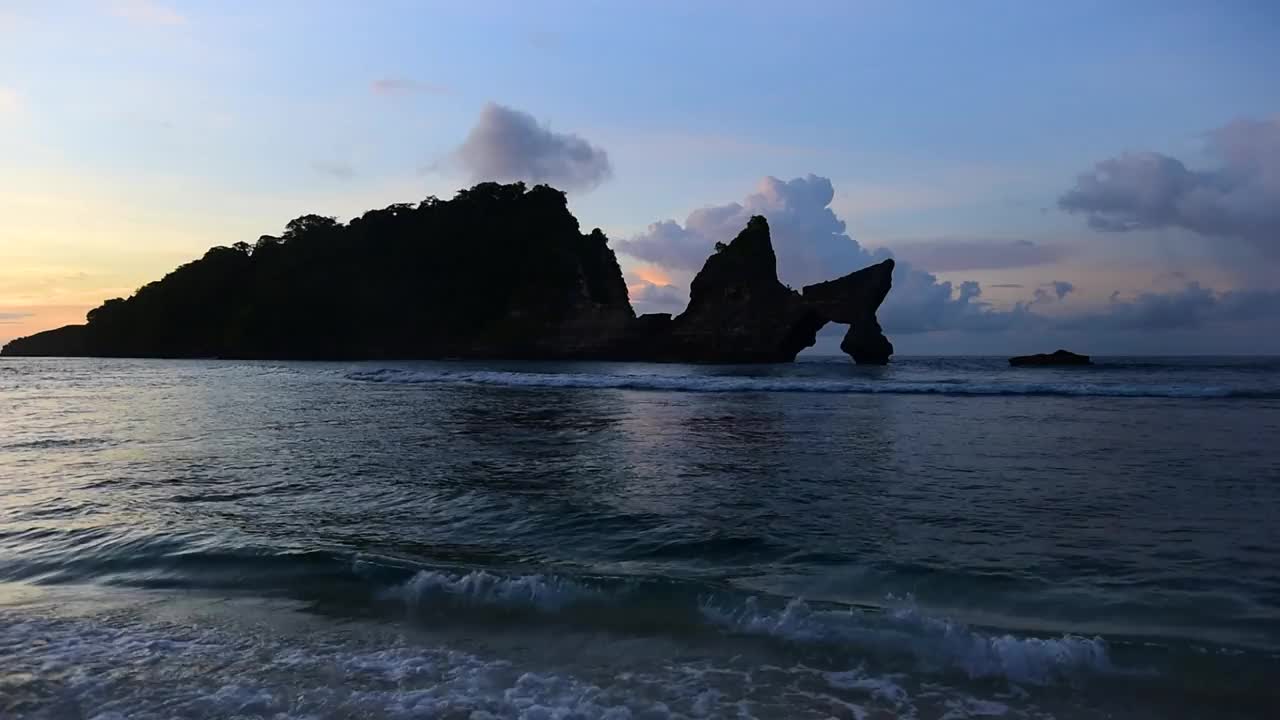 巴厘岛努萨佩尼达阿图海滩的日出和海浪视频下载