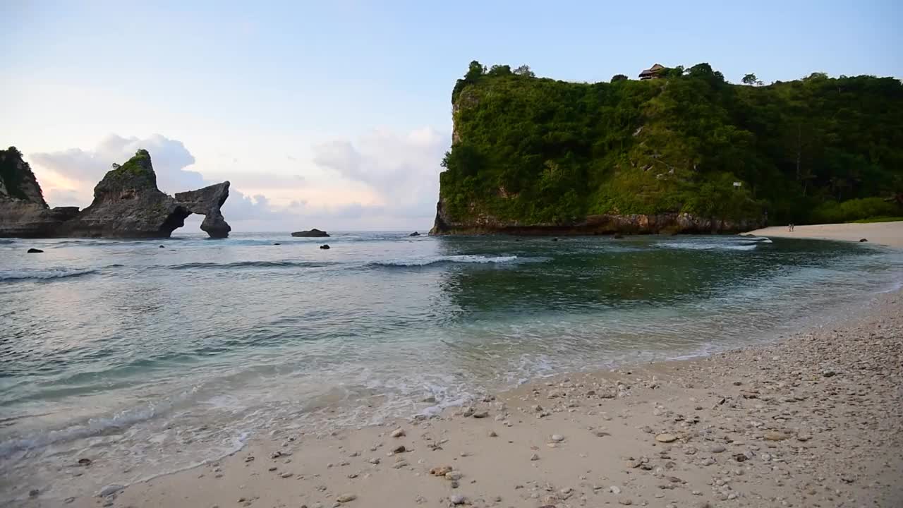 海浪冲击着巴厘岛努沙佩尼达阿图海滩视频素材