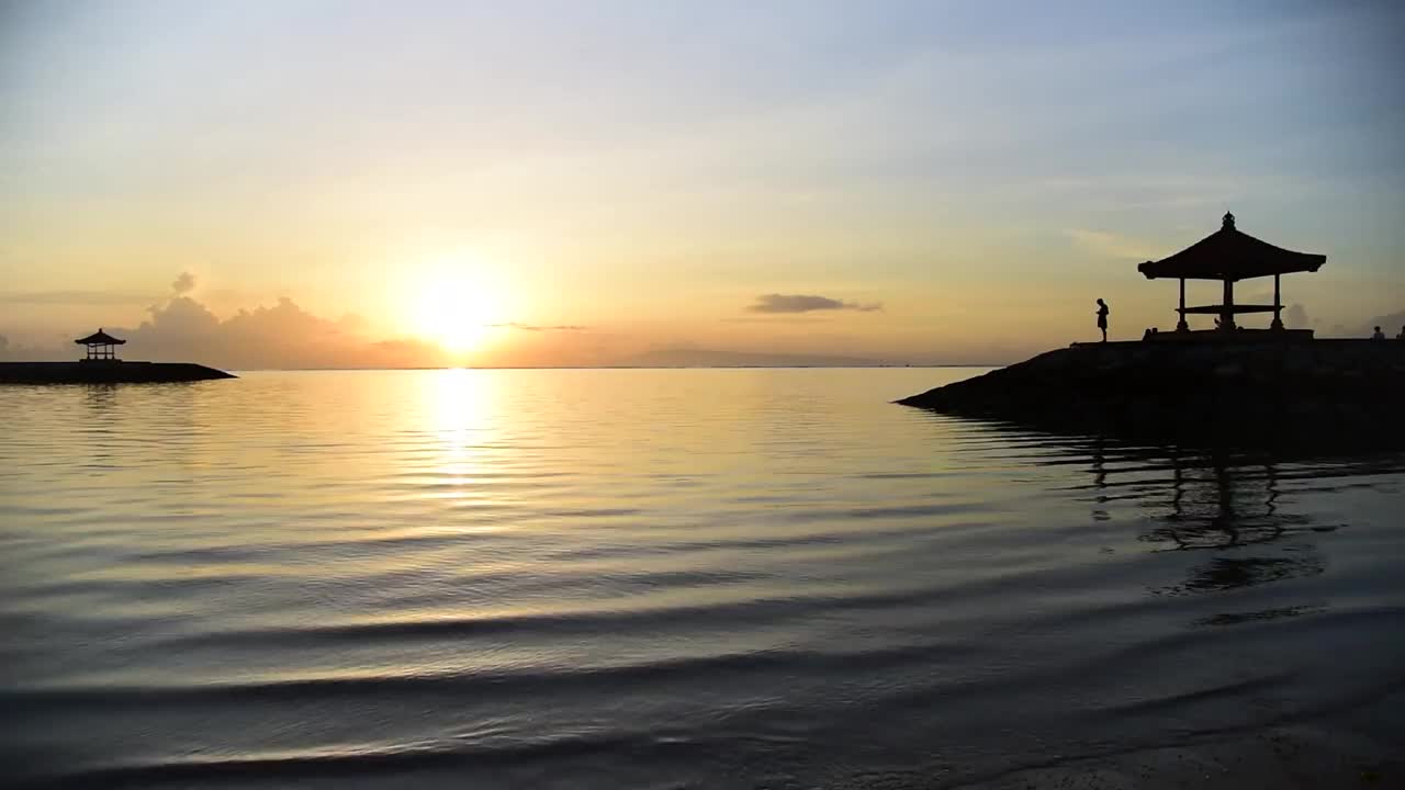 美丽的日出在Sanur海滩巴厘岛视频素材