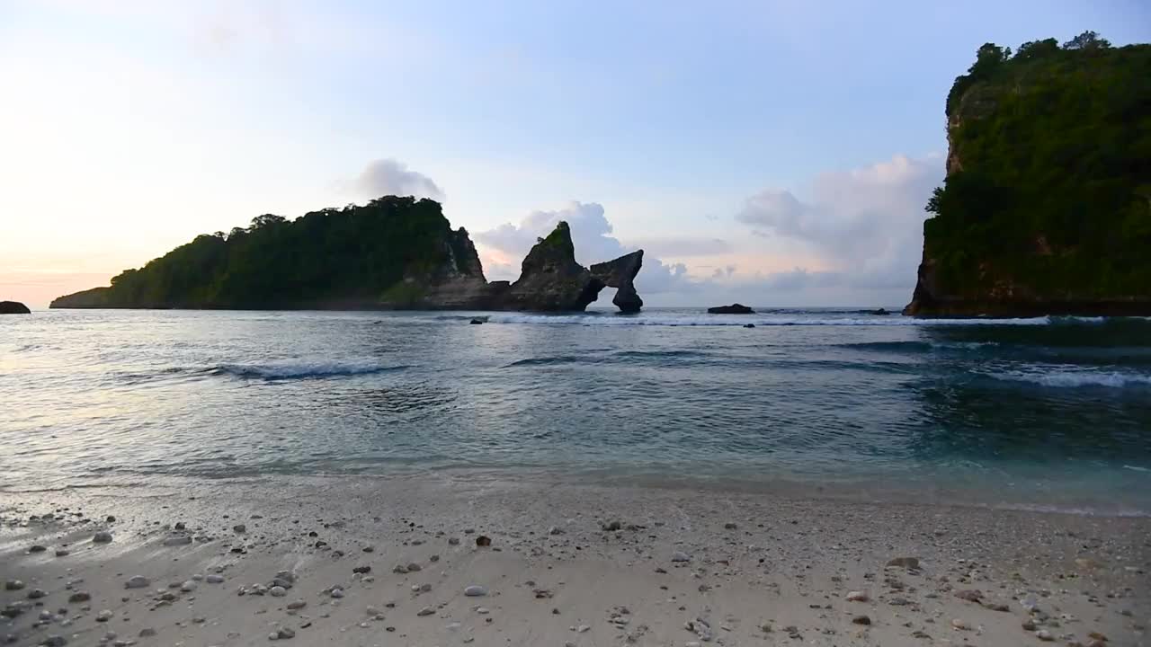 海浪冲击着巴厘岛努沙佩尼达阿图海滩视频素材