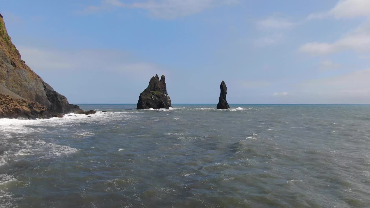 鸟瞰雷尼斯德拉加尔玄武岩海蚀柱附近的雷尼斯菲加拉海滩，冰岛视频素材