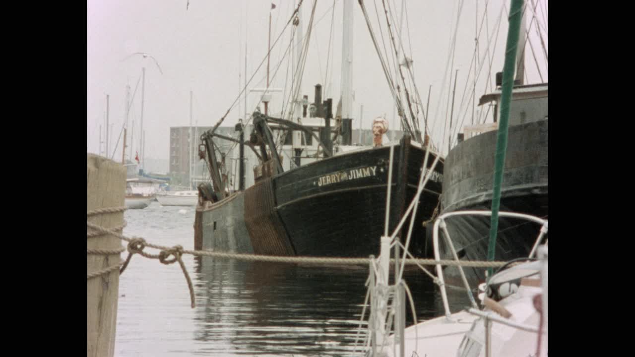 1984年的今天，帆船停泊在美国罗德岛港口的中景视频素材