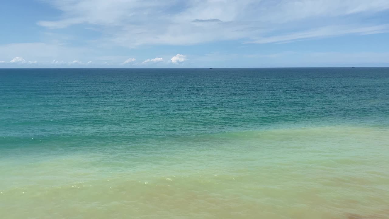 暴风雨后一片泥泞的海景。视频素材