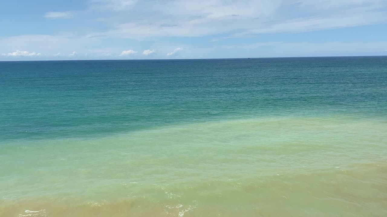 暴风雨后一片泥泞的海景。视频素材