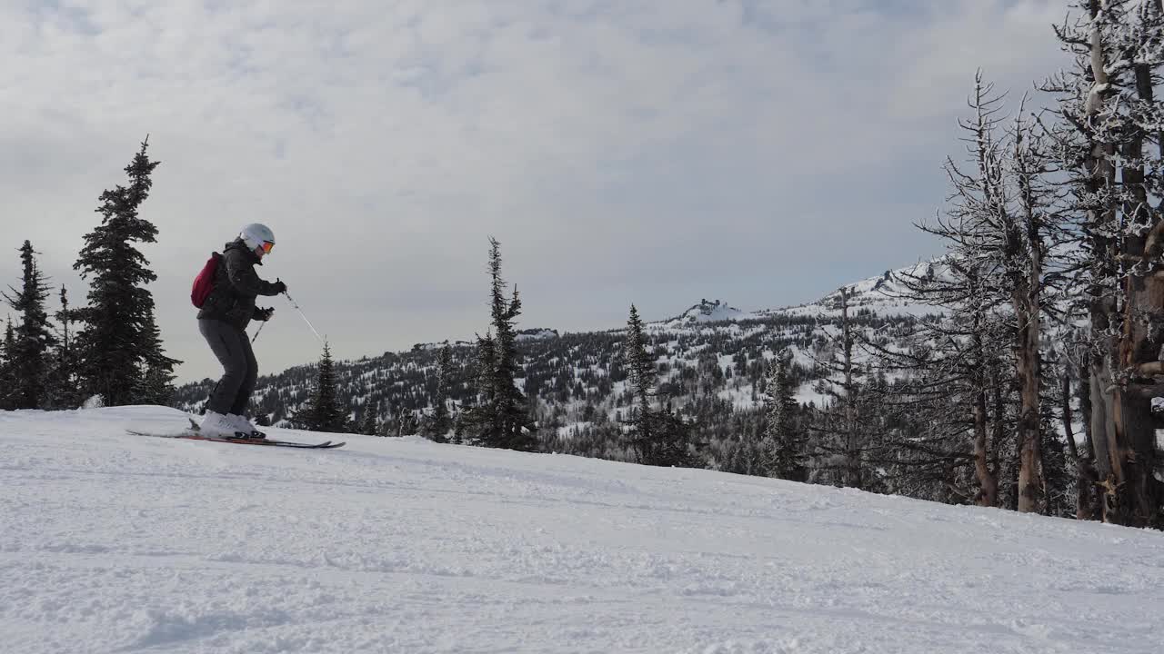 运动滑雪者滑雪在雪上滑雪斜坡在山区度假村在冬季在运动视频素材