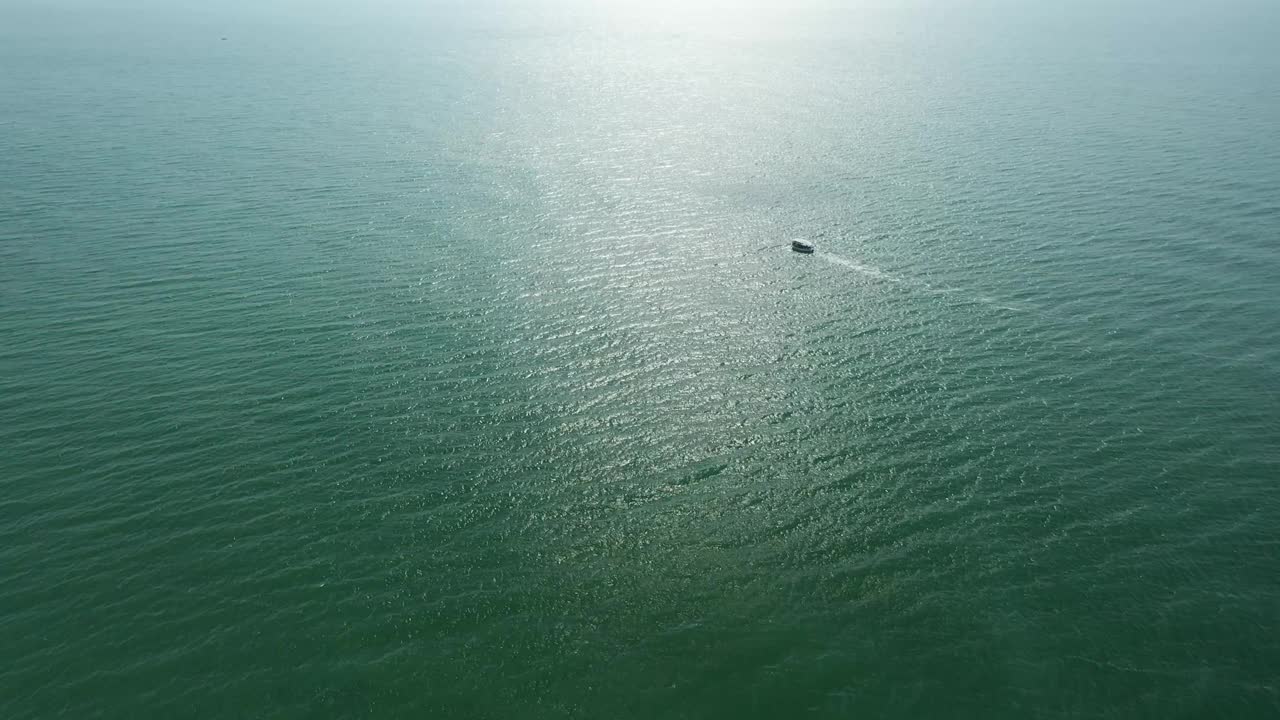 海上游船的鸟瞰图。海浪反射。视频素材