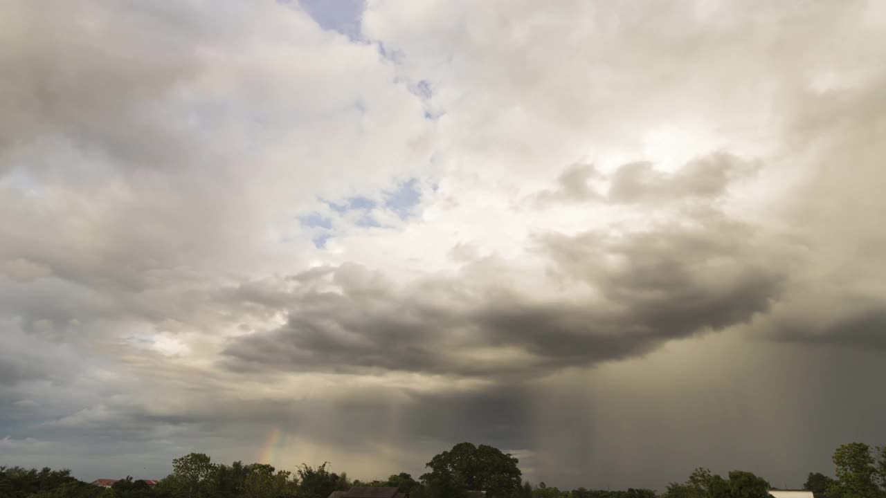 时间流逝天空乌云前下雨在泰国清迈的乡村。视频下载