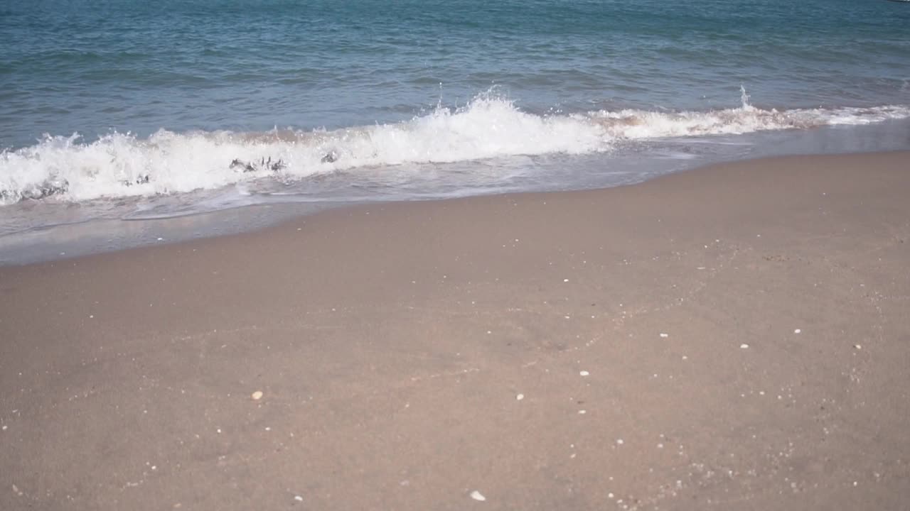 芭堤雅海滩白色的沙子和透明的海浪。视频素材