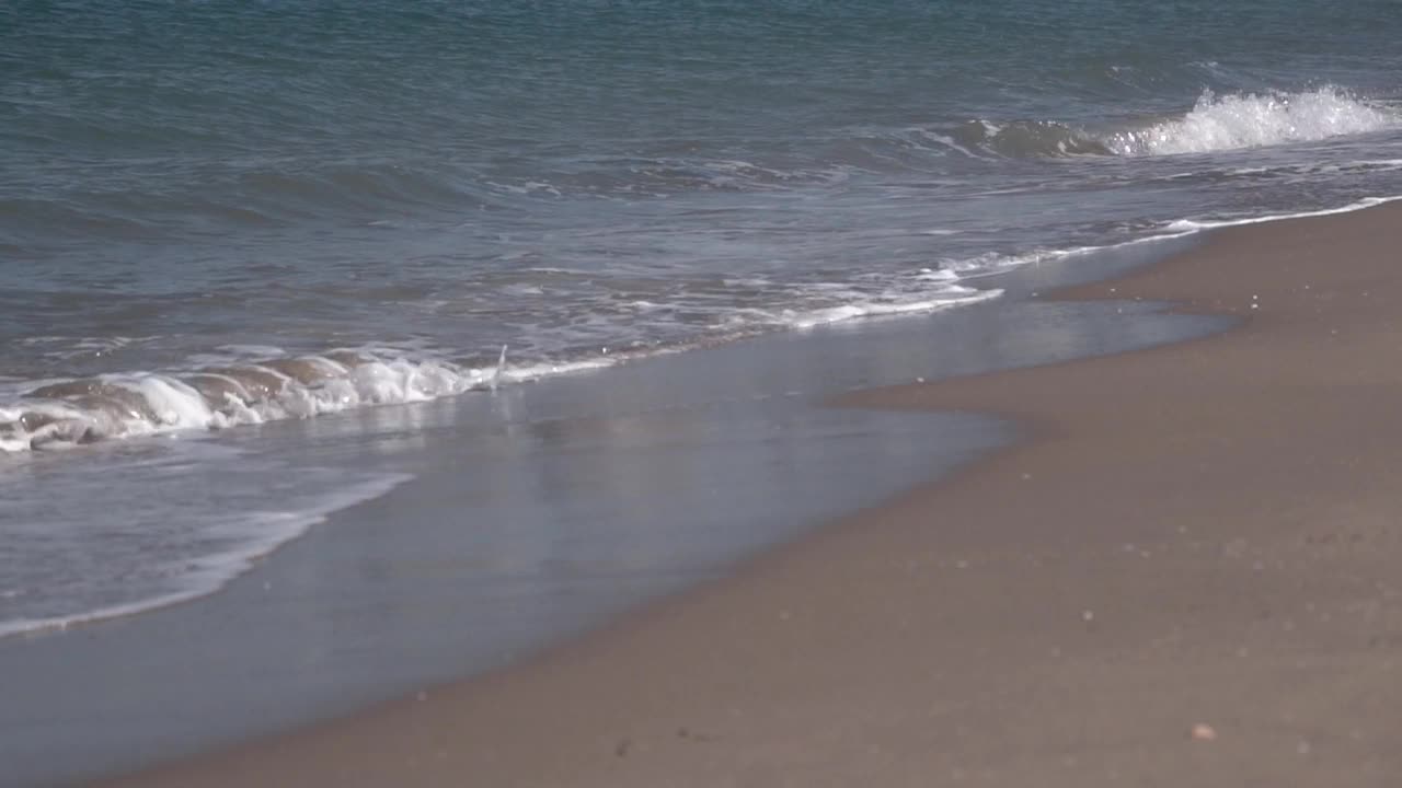 芭堤雅海滩白色的沙子和透明的海浪。视频素材