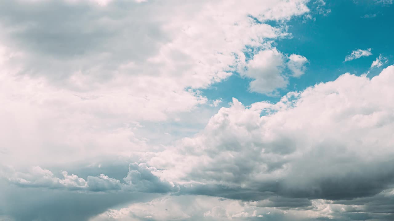 阴云蓝天中的雨云。自然背景4K时间流逝。在下雨天气条件下的自然天空背景。多云的天空和蓬松的云。自然背景。4K，时间流逝，时间流逝，时间流逝视频素材