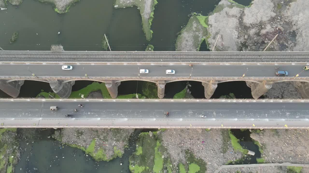 汽车行驶到桥向城市天际线，空中鸟瞰倾斜视频素材