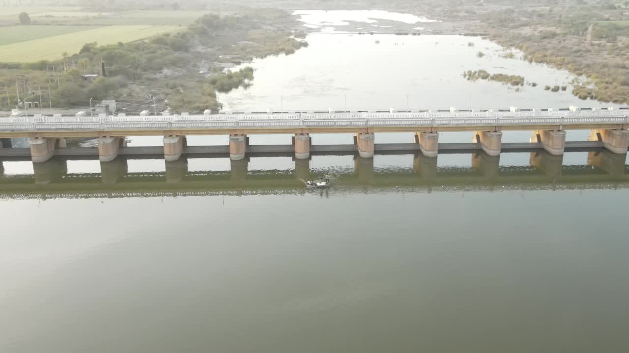 河上水电站大坝在日落时的空中全景视频素材