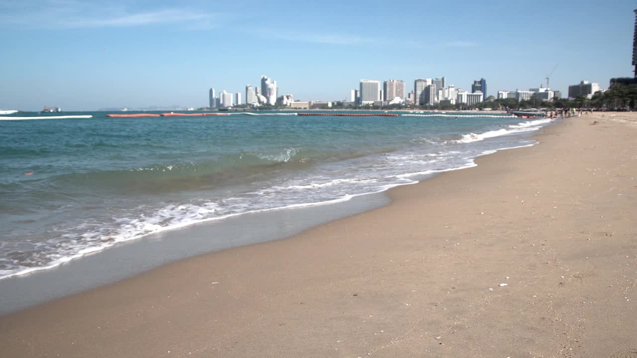 芭堤雅海滩白色的沙子和透明的海浪。视频素材