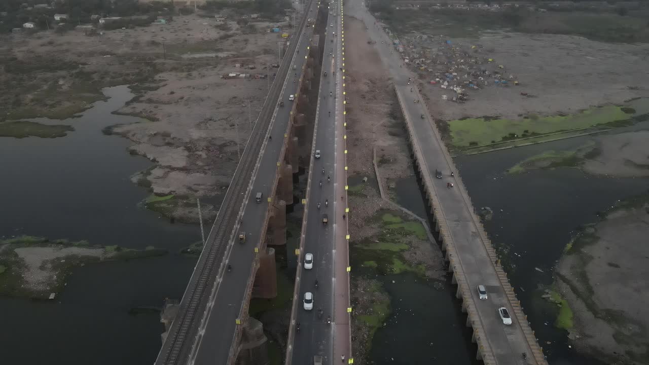 汽车行驶到桥向城市天际线，空中鸟瞰倾斜视频素材