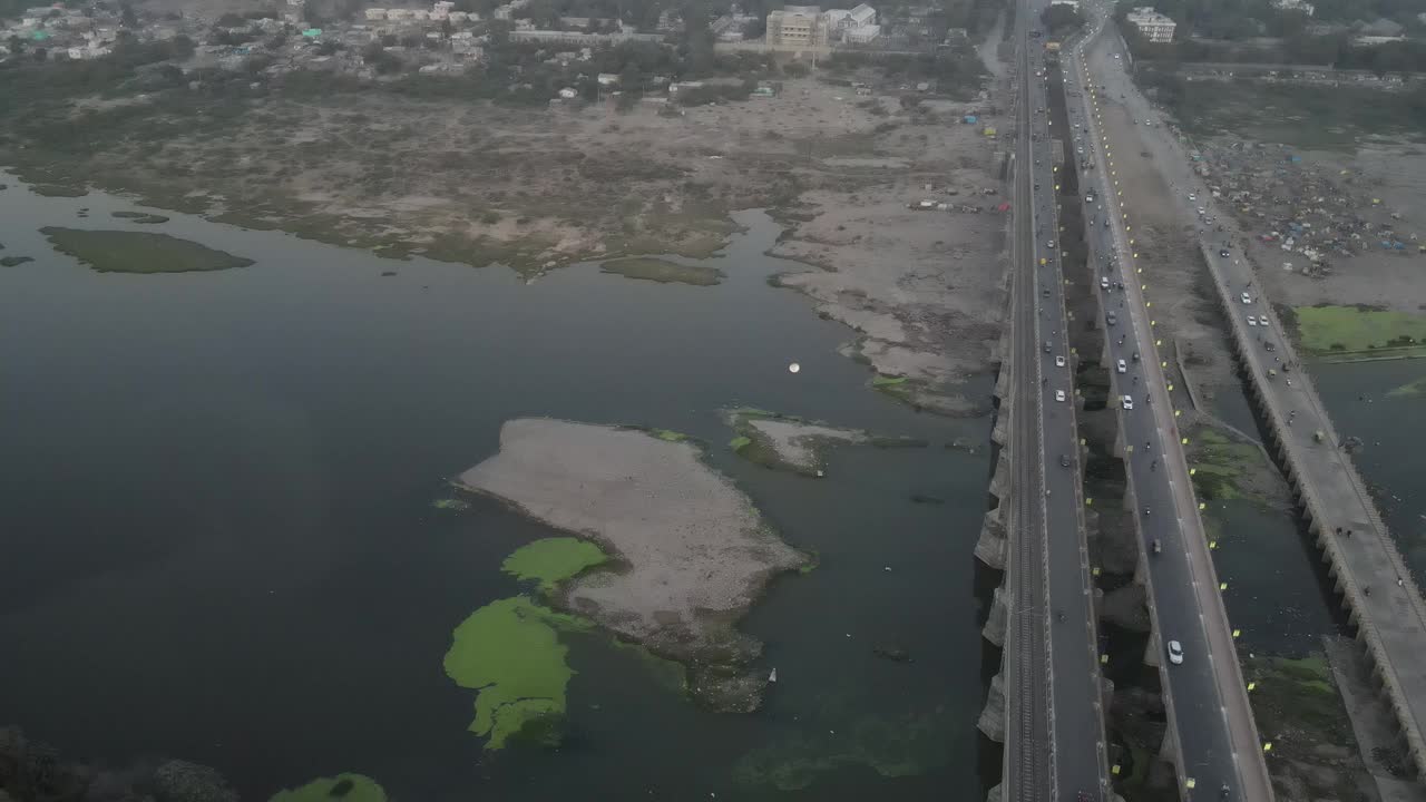 汽车行驶到桥向城市天际线，空中鸟瞰倾斜视频素材