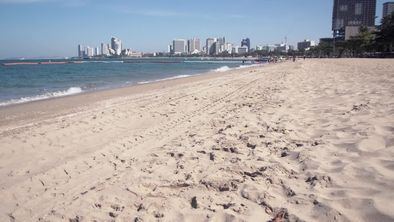 芭堤雅海滩白色的沙子和透明的海浪。视频素材