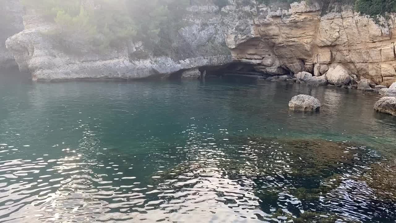 海水靠岩石。海景。神秘的海洞洞。在夏天的傍晚，水面的景色令人心旷神怡。视频素材