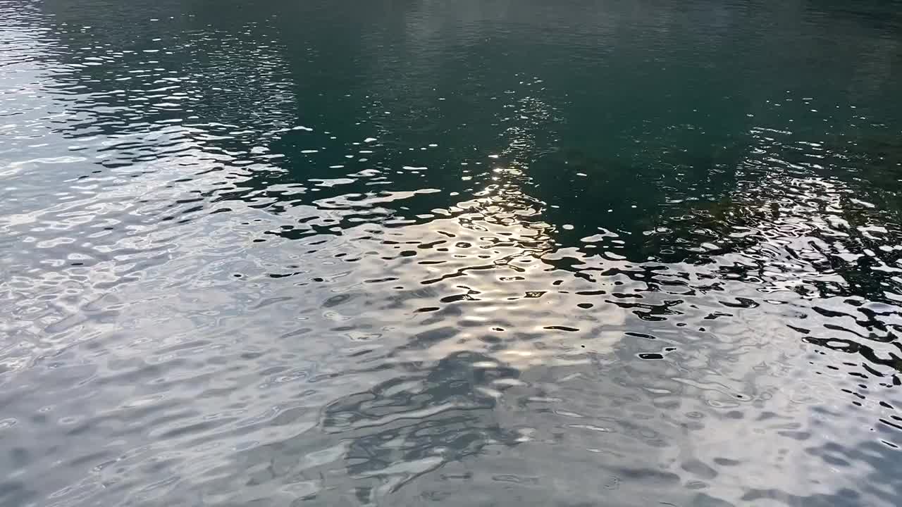 海水靠岩石。海景。神秘的海洞洞。在夏天的傍晚，水面的景色令人心旷神怡。视频素材