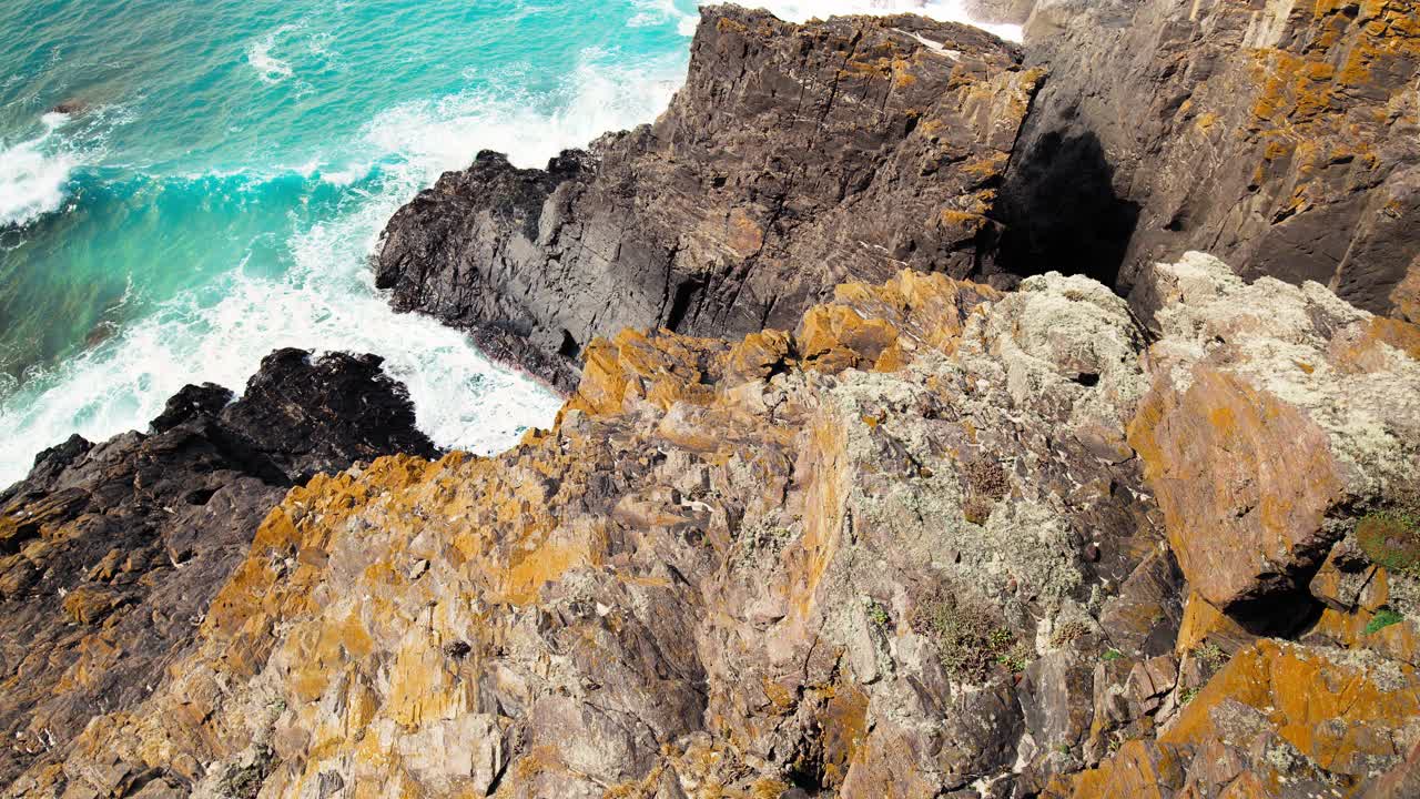 美丽的海滨波斯卡斯维尔悬崖与海浪冲击的大岩石。视频素材