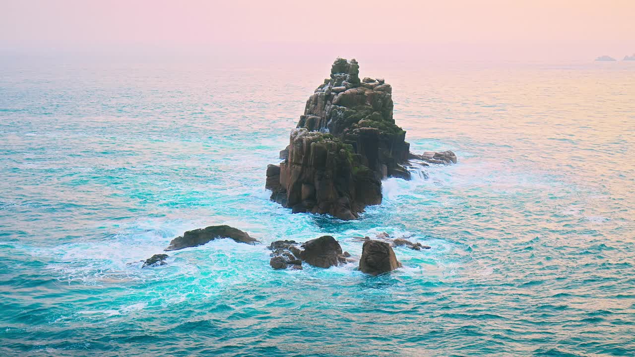 美丽的花岗岩岩石岛在凯尔特海的土地尽头，康沃尔在4K。视频素材