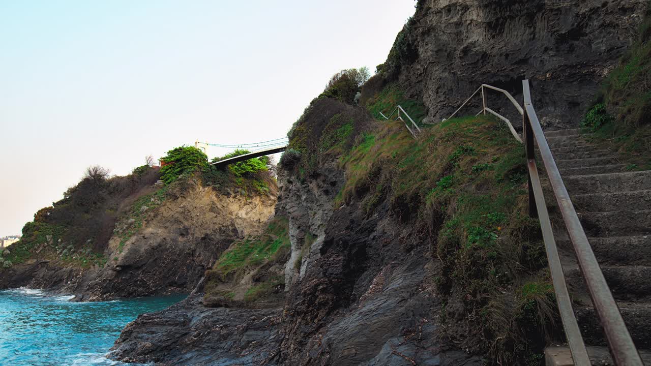 在纽基的托万海滩，连接岛上房屋和大陆的桥梁。视频素材