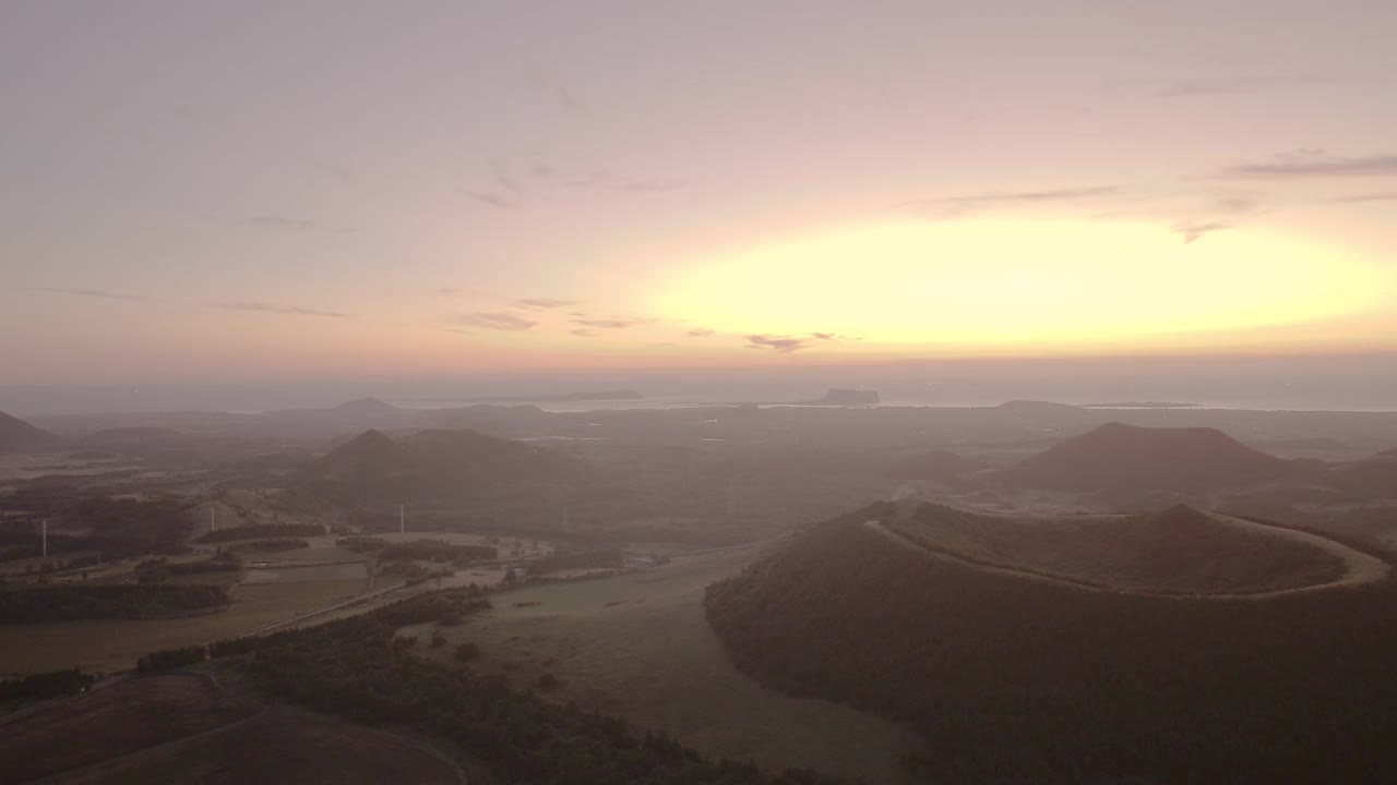 韩国济州岛的深秋，寄生火山的日落景色视频素材