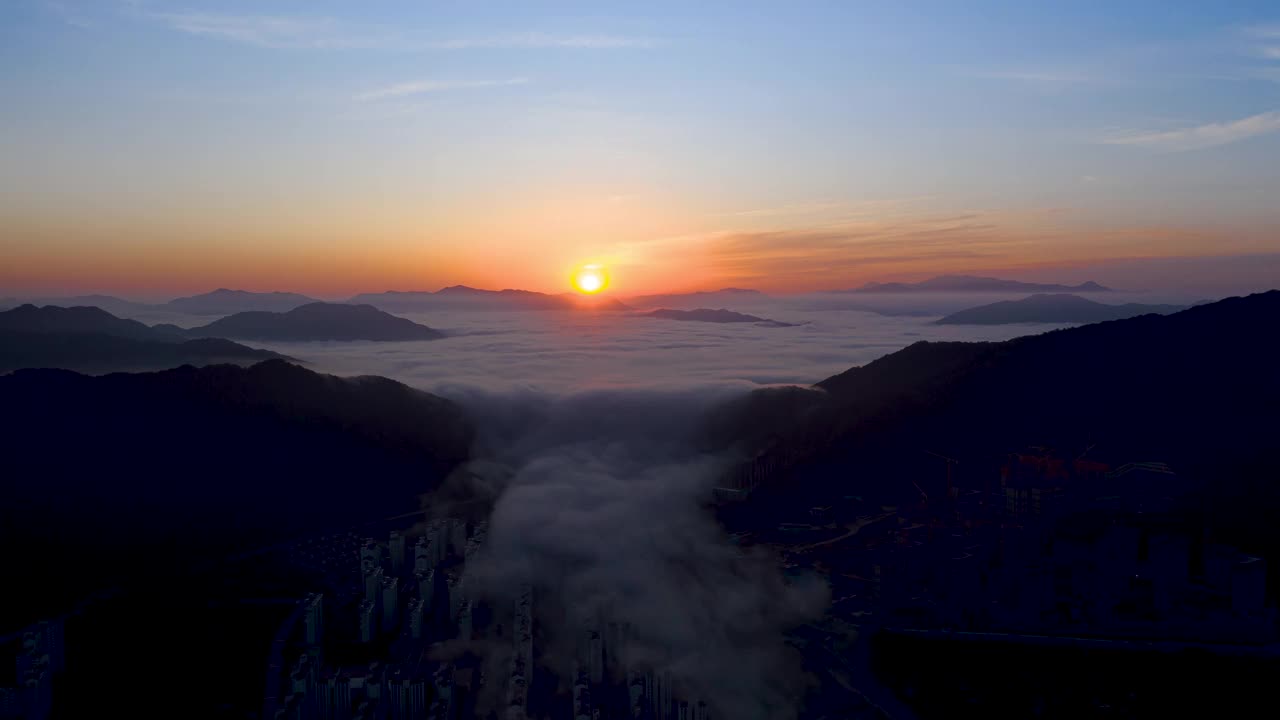 图为，京畿道南阳州市Hopyeong区天马山的云海视频素材