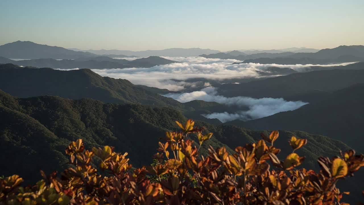 韩国江原道春川市大龙山的秋日云海和日出景色视频素材