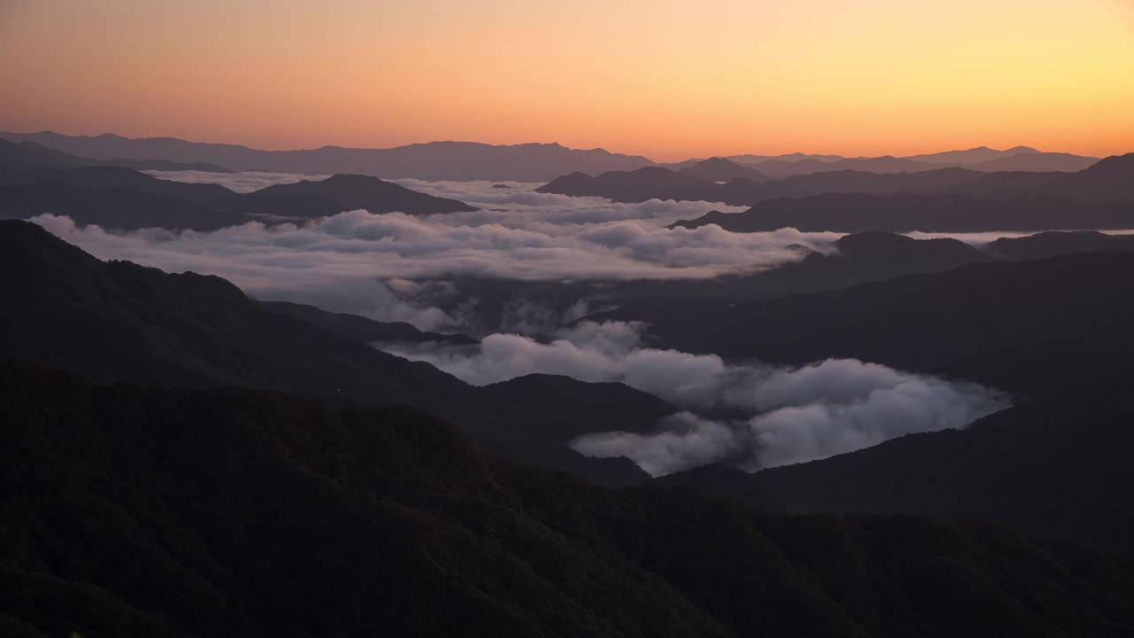 韩国江原道春川市大龙山的秋日云海和日出景色视频素材