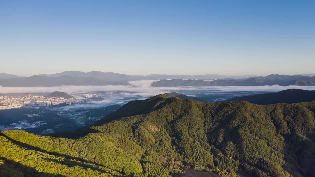 韩国江原道春川市大龙山的秋日云海和日出景色视频素材