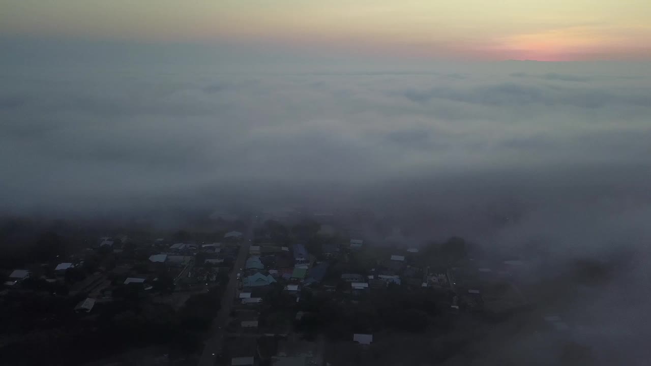 鸟瞰图彩色日出在斜坡与雾的背景。视频下载