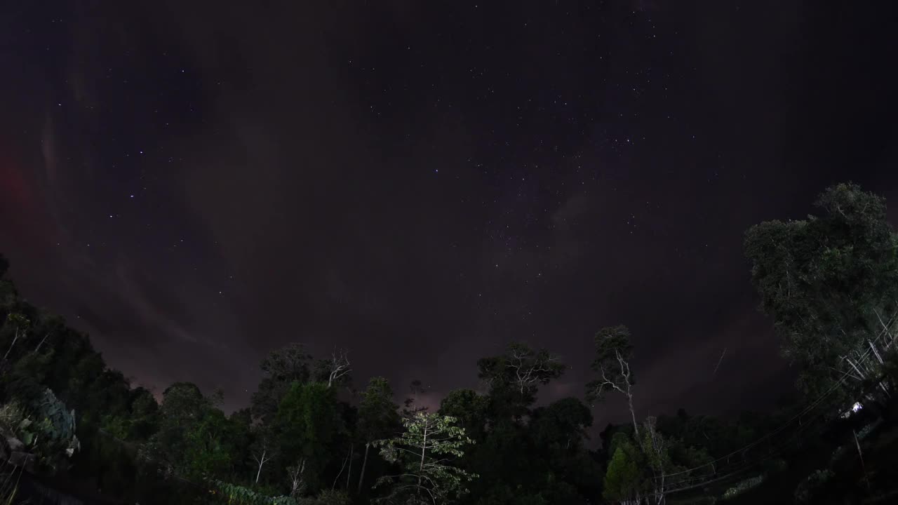 银河系在夜空中移动视频下载