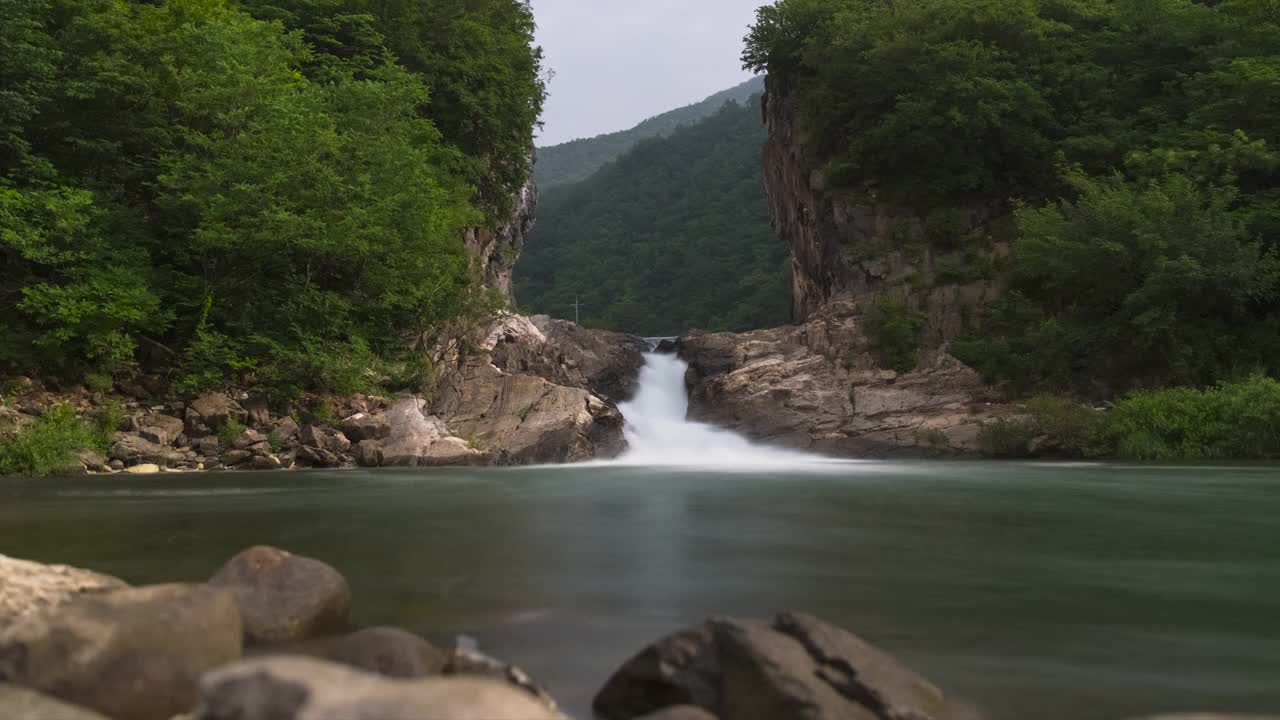 美丽的瀑布/韩国江原道旌善郡视频素材