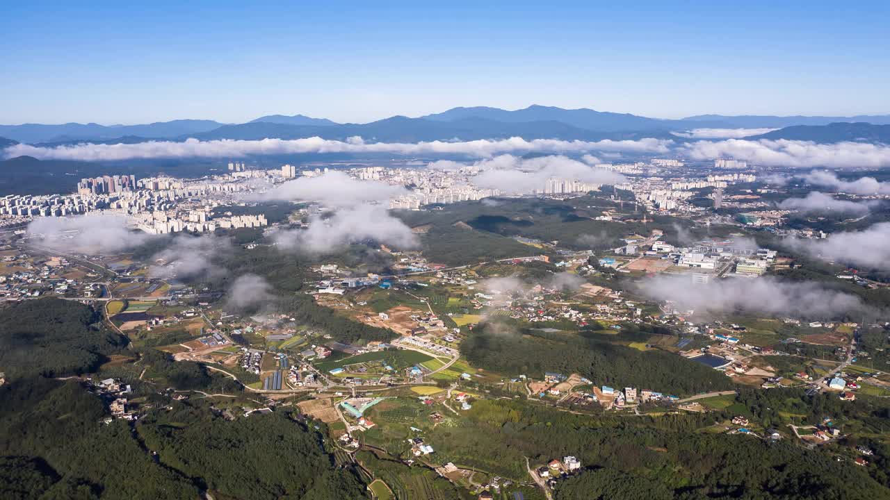 从韩国江原道春川市大龙山看，市中心的秋景和云海视频素材