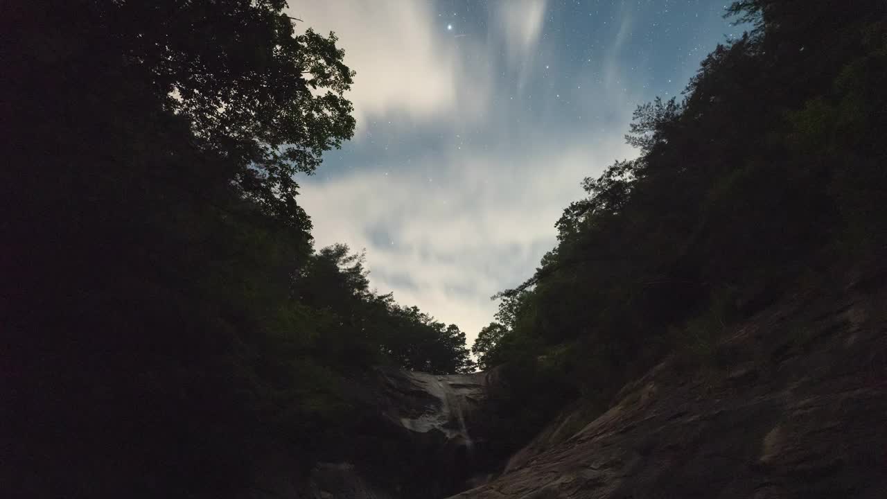 忠清南道锦山郡泗比瀑布的夜空视频素材