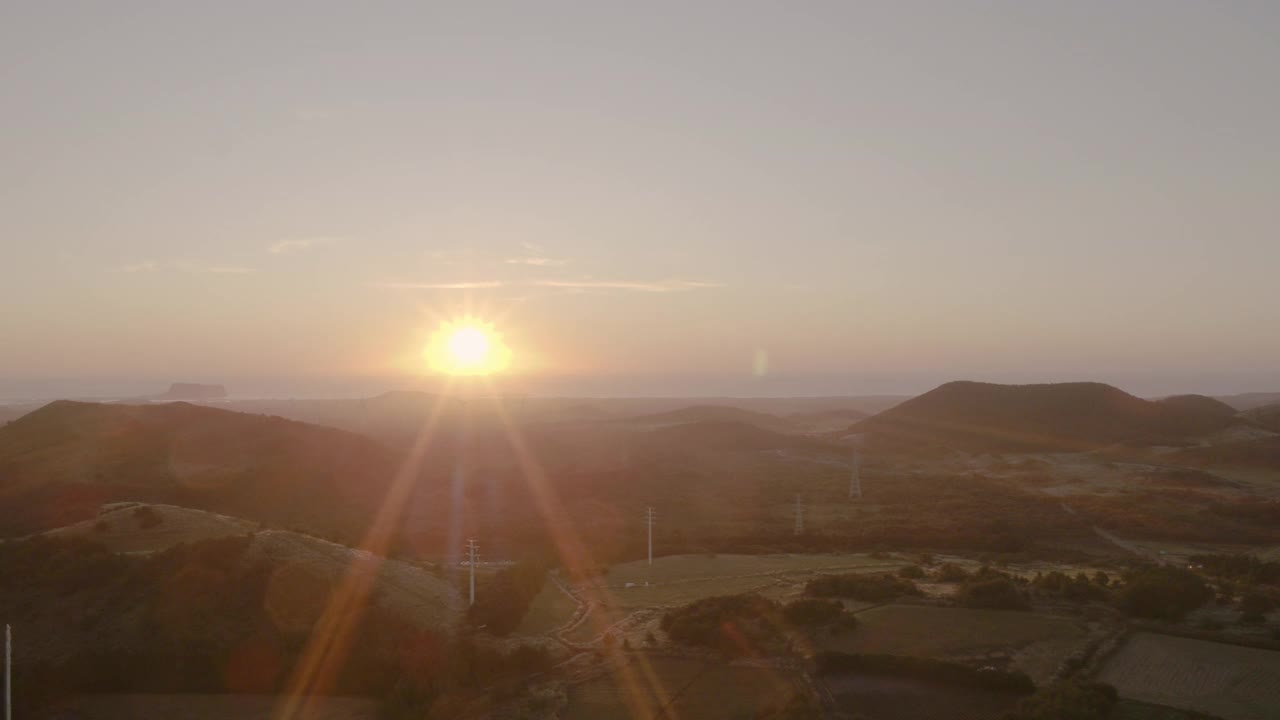 秋天阳光照耀下的“寄生火山”/韩国济州岛视频素材