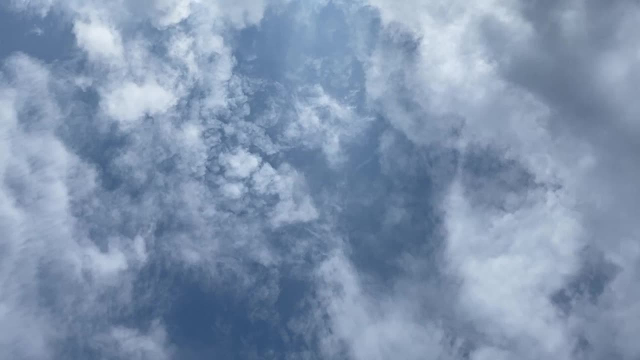 天空的云。多云的天空。天堂cloudscape。晴朗的夏日，云朵在天空中飞过。视频素材