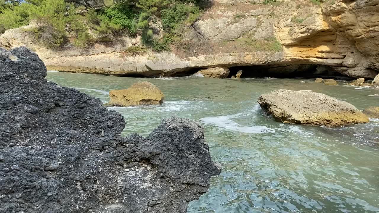 波涛汹涌的大海，在僻静的礁湖与海岩洞洞。视频素材