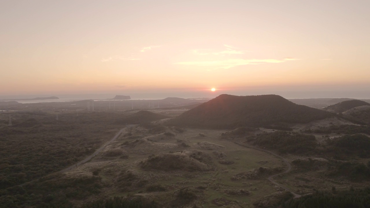 韩国济州岛的深秋，寄生火山的日落景色视频素材